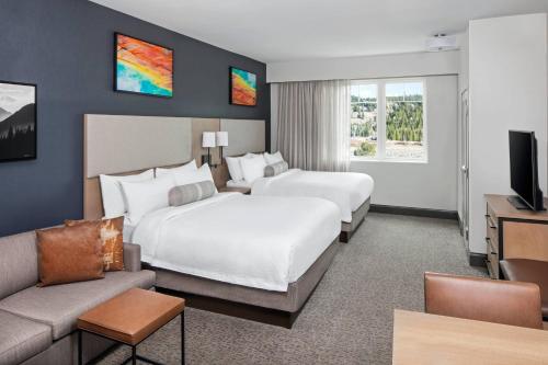1 king bed, 1 sofa bed