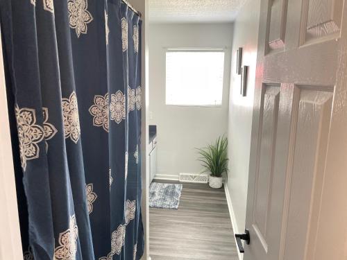 Spacious 1king bd/2queen bd/* 1 mile from I-85 thumb 2