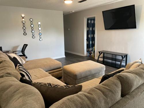 Spacious 1king bd/2queen bd/* 1 mile from I-85 thumb 3