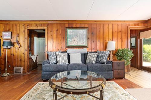 Sunset Retreat Family Lakefront Home with Hot Tub 843
