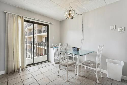 Beachfront Fourth-Floor Condo with Community Pool! in North Wildwood, USA