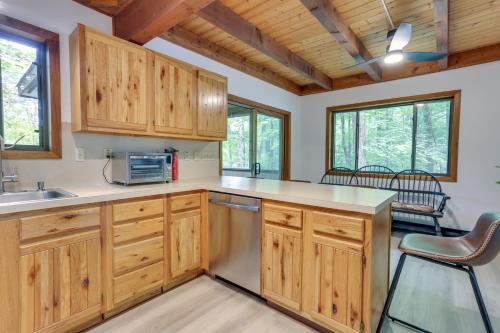 Lake Ariel Vacation Rental Screened Porch and Grill in Lake Ariel, USA