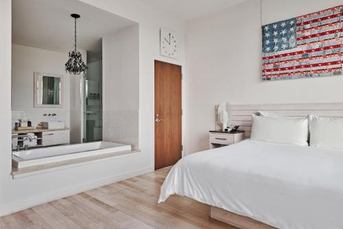 476808923 Bungalow Hotel