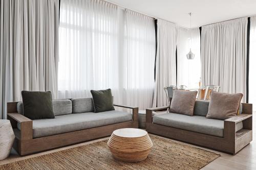 476811267 Bungalow Hotel