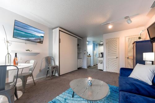 Beautiful Lake View Studio Condo at The Shores