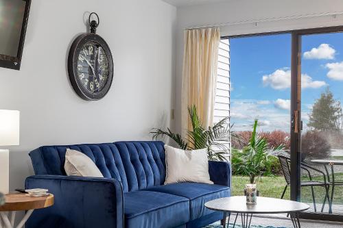 Beautiful Lake View Studio Condo at The Shores thumb 3