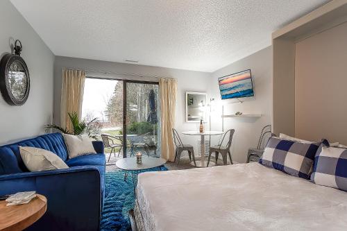 Beautiful Lake View Studio Condo at The Shores thumb 4