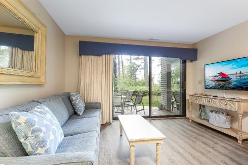 Beautiful 2 Bedroom Lakeside Condo at The Shores thumb 2