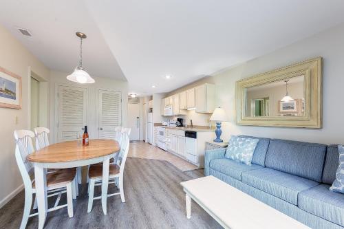 Beautiful 2 Bedroom Lakeside Condo at The Shores thumb 3