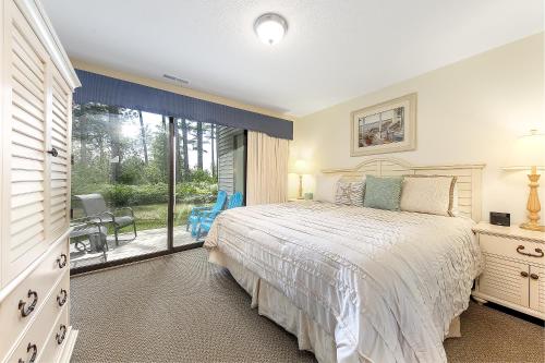 Beautiful 2 Bedroom Lakeside Condo at The Shores thumb 4