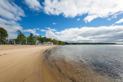 Beautiful Lake View Studio Condo at The Shores