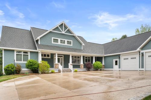 Gorgeous 6300sqft 5 BDR Home with Pool 5 Mins to HorseShow 4732 in Traverse City, USA