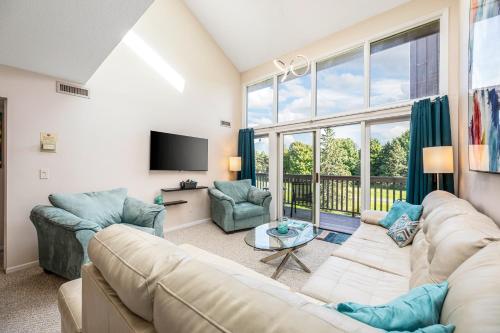 Beautiful 2BDR Loft Suite at Golf Course Condo 5549 in Traverse City, USA