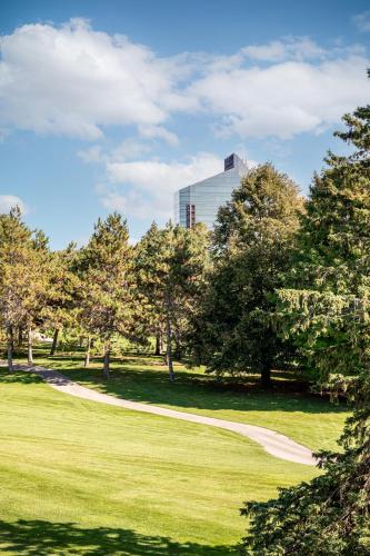 Beautiful 2BDR Loft Suite at Golf Course Condo 5549 thumb 3