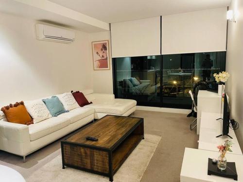 Cental location 2 Bedrooms Apt*Free Parking