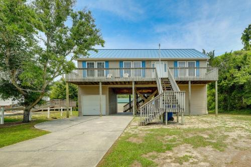 Coastal Emerald Isle Retreat with Deck and Grill! in Emerald Isle, Vereinigte Staaten von Amerika