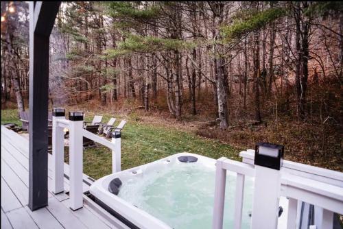 Prattvilla -Catskill -Mountain Escape 5 BR ,3 bath with Hot tub