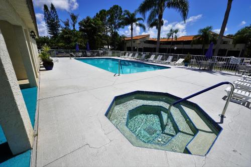 Swimming pool, Condos on Lake Tarpon in Palm Harbor (FL)