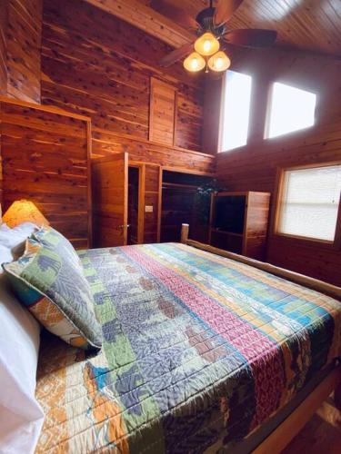 Chalet with a view at Bear Mountain - Hottub in Eureka Springs, USA