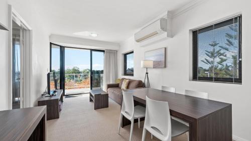 Dolphin Quay Apartments. in Mandurah