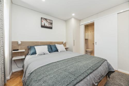 Delightful 1BR Sydney City Escape - image 11