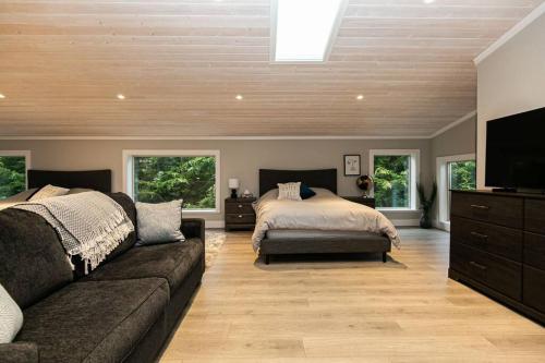 Water Front Home with Private Dock and Hottub in ซูเก (บริติช โคลัมเบีย)