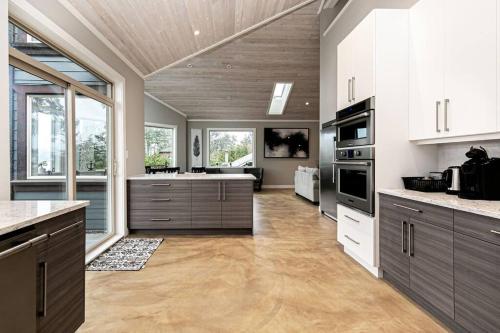 Water Front Home with Private Dock and Hottub in ซูเก (บริติช โคลัมเบีย)