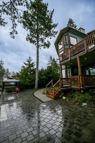 Water Front Home with Private Dock and Hottub in ซูเก (บริติช โคลัมเบีย)