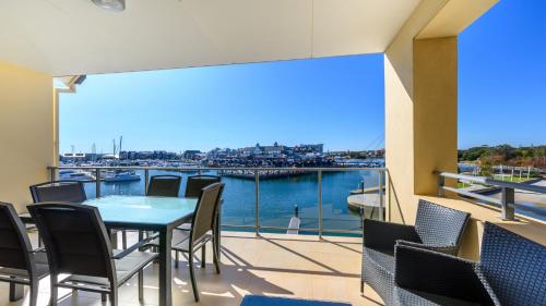 Balkon/terasa, Dolphin Quay Apartments. in Mandurah