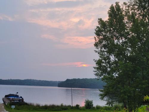 Chalet with great lake view, Gracefield (zdjęcie 4)