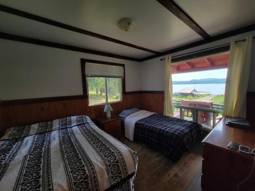 Chalet with great lake view in Lac Sainte-Marie (QC)