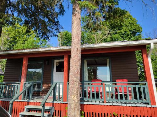Chalet with great lake view in Lac Sainte-Marie (QC)