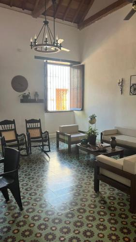 HOTEL PLAZA BOLIVAR MOMPOX ubicado en el centro histórico con parqueadero interno