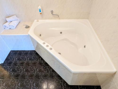 المرافق, شقق أركانا موتور إن آند تيراس (Arkana Motor Inn & Terrace Apartments) in ماونت جامبير