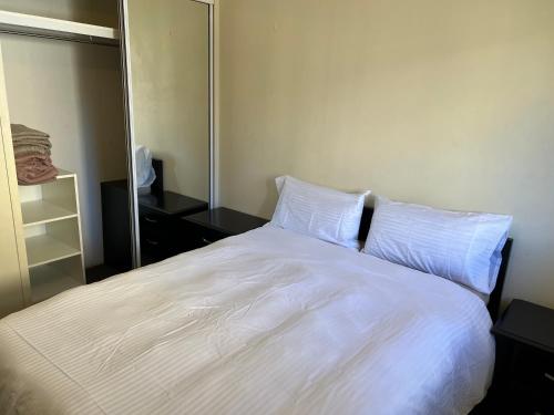 Sharing apartment with owner Furnished room with own bathroom and wifi