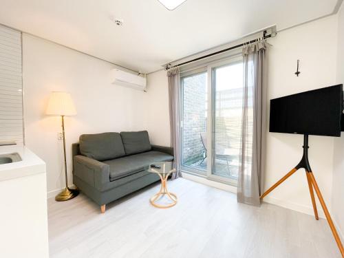 숙소 외관, W 게스트하우스 인천공항점 (W Guesthouse Incheon Airport) in 인천
