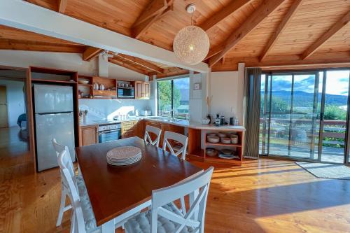 Skats, HEXAGON BEACH HOUSE Binalong Bay of Fires Views in Binalongbeja