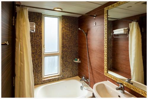 room detail thumbnail 2