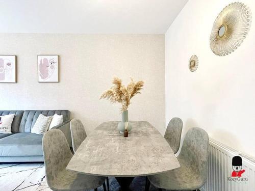 Oldham Newly Lovely 2BR 3Beds Bungalow UOLD158 in Waterhead