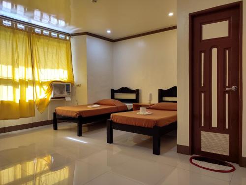 2 twin beds