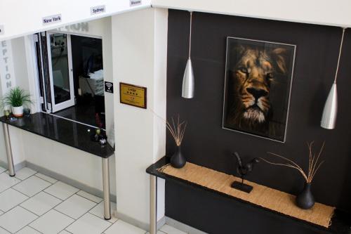 Lobby, Lion Lodge near Pasteur Hospital