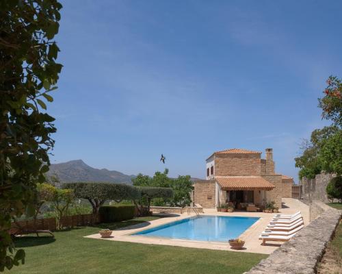Malvazia Grand Estate, 4acre Immersed in Greenery, By ThinkVilla gîte à louer Keramoútsion