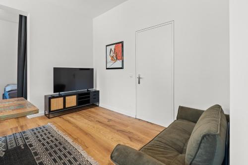 The Straßburger, stylish 3 BR apartment in Mitte, group & family friendly, 4- 6 Guests, Берлин (фото 4)