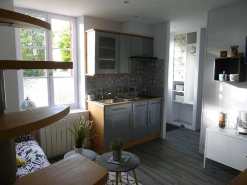 Konyha, Les volets rouges in Saint-Jean-de-Braye