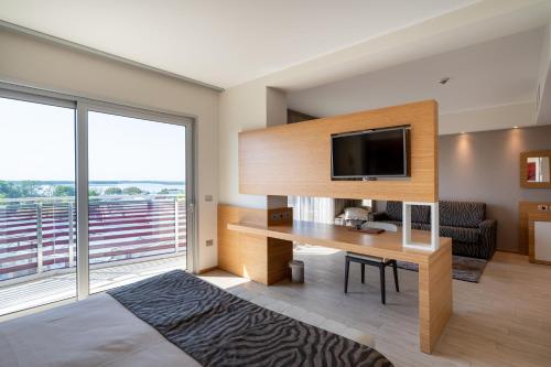Junior Suite with Lateral Sea View