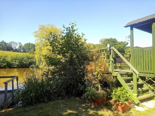 Charming tranquil Shepherds Hut with lakeside balcony 'Roach' in Uckfield