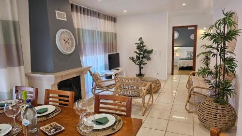 ห้องส่วนกลางสำหรับนั่งเล่น/ดูทีวี, Seabreeze- Sea View-Near Ericeira in ตอเรส เวดราซ