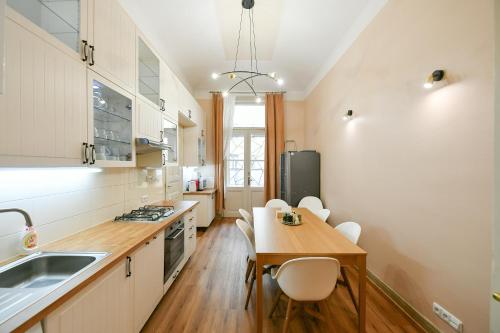 Stunning Charles Bridge Apartment, Praha (fotografie 6)