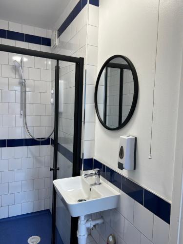 Bathroom, Cricketers Hostel in Lambeth