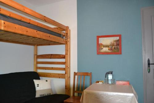 1 double bed, 1 bunk bed
